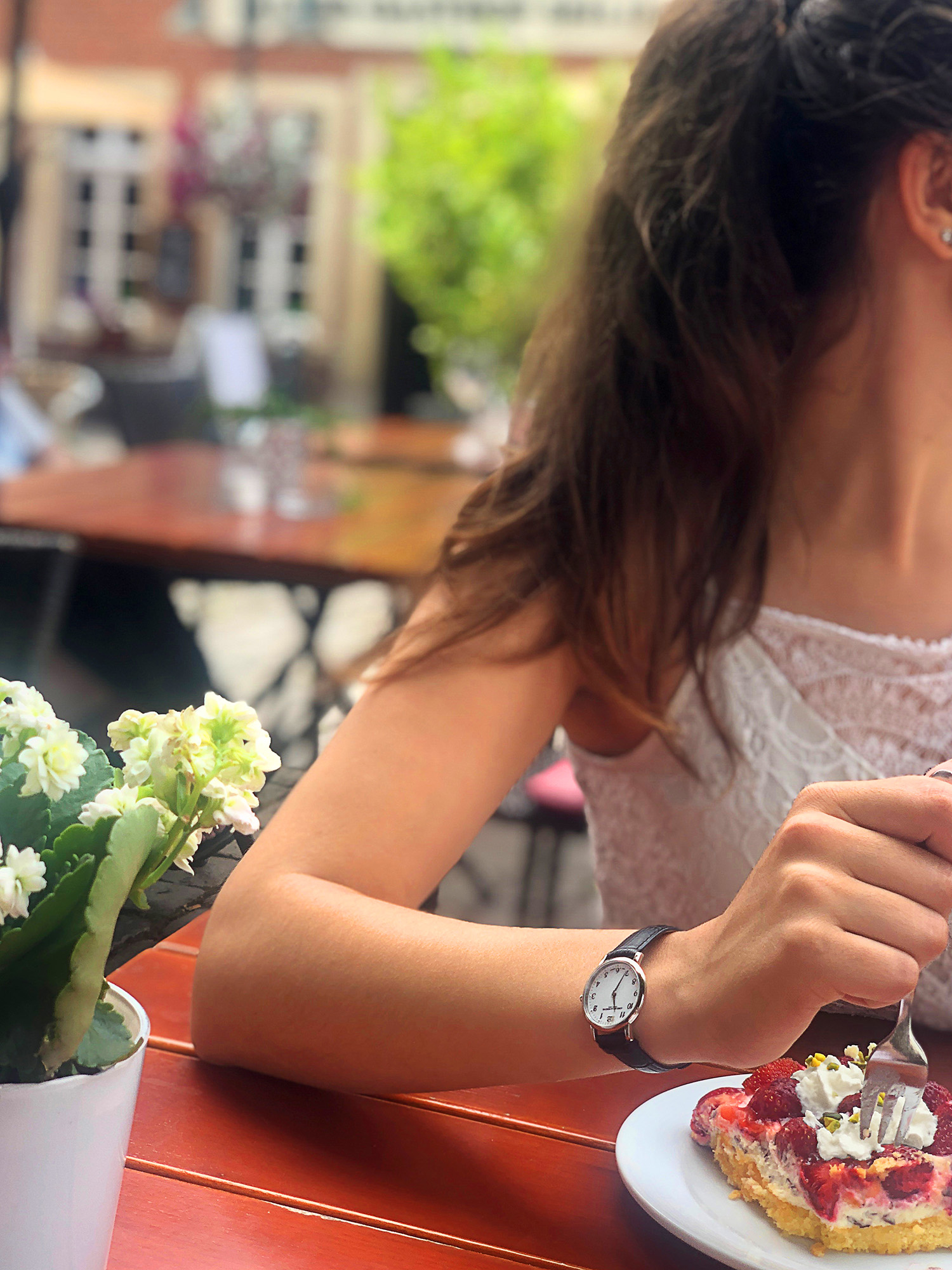 Klassische Damen-Armbanduhr mit arabischem Zifferb