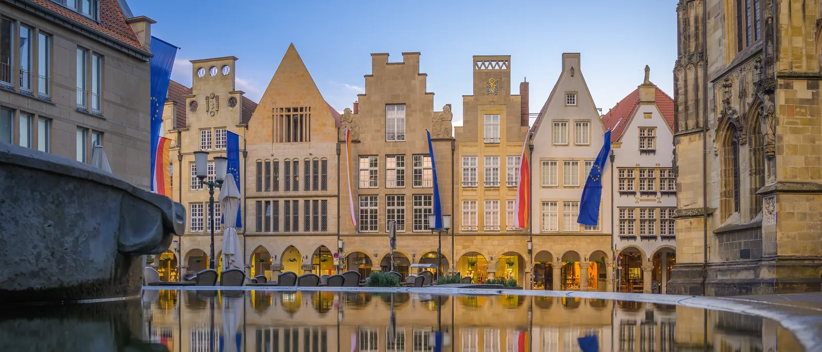 Prinzipalmarkt in Münster mit historischen Giebelhäusern und Lambertibrunnen in der Abenddämmerung