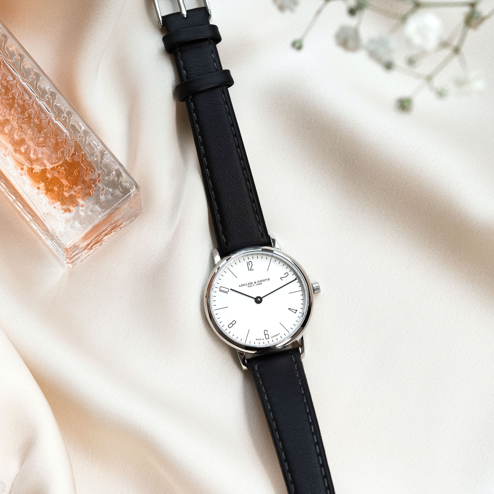 Minimalistische Damen-Armbanduhr in Silber