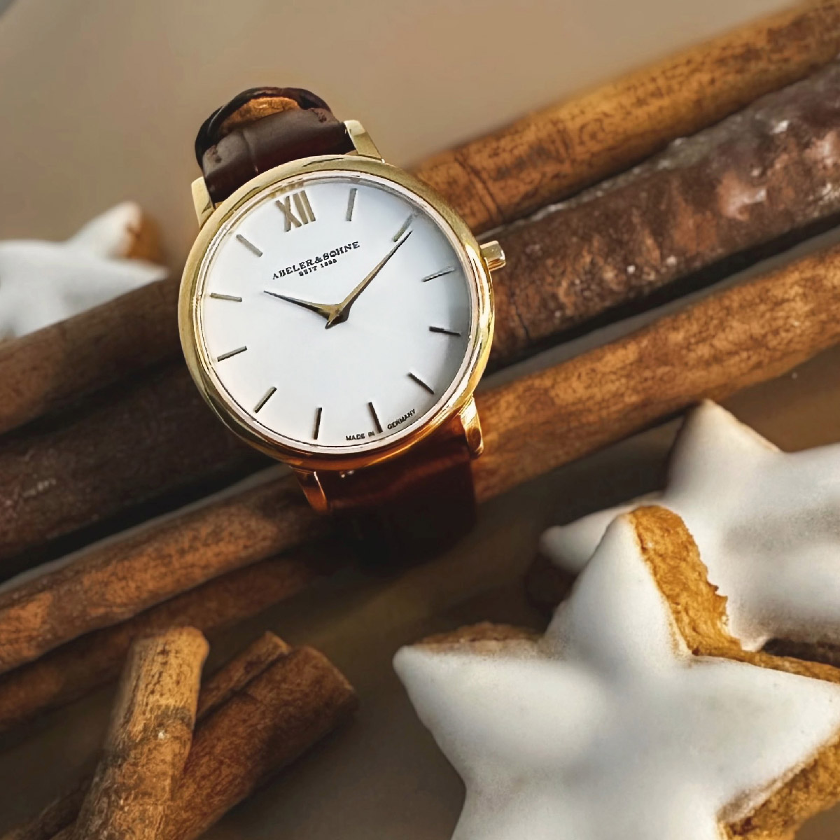 Minimalistische Damen-Armbanduhr in goldfarben