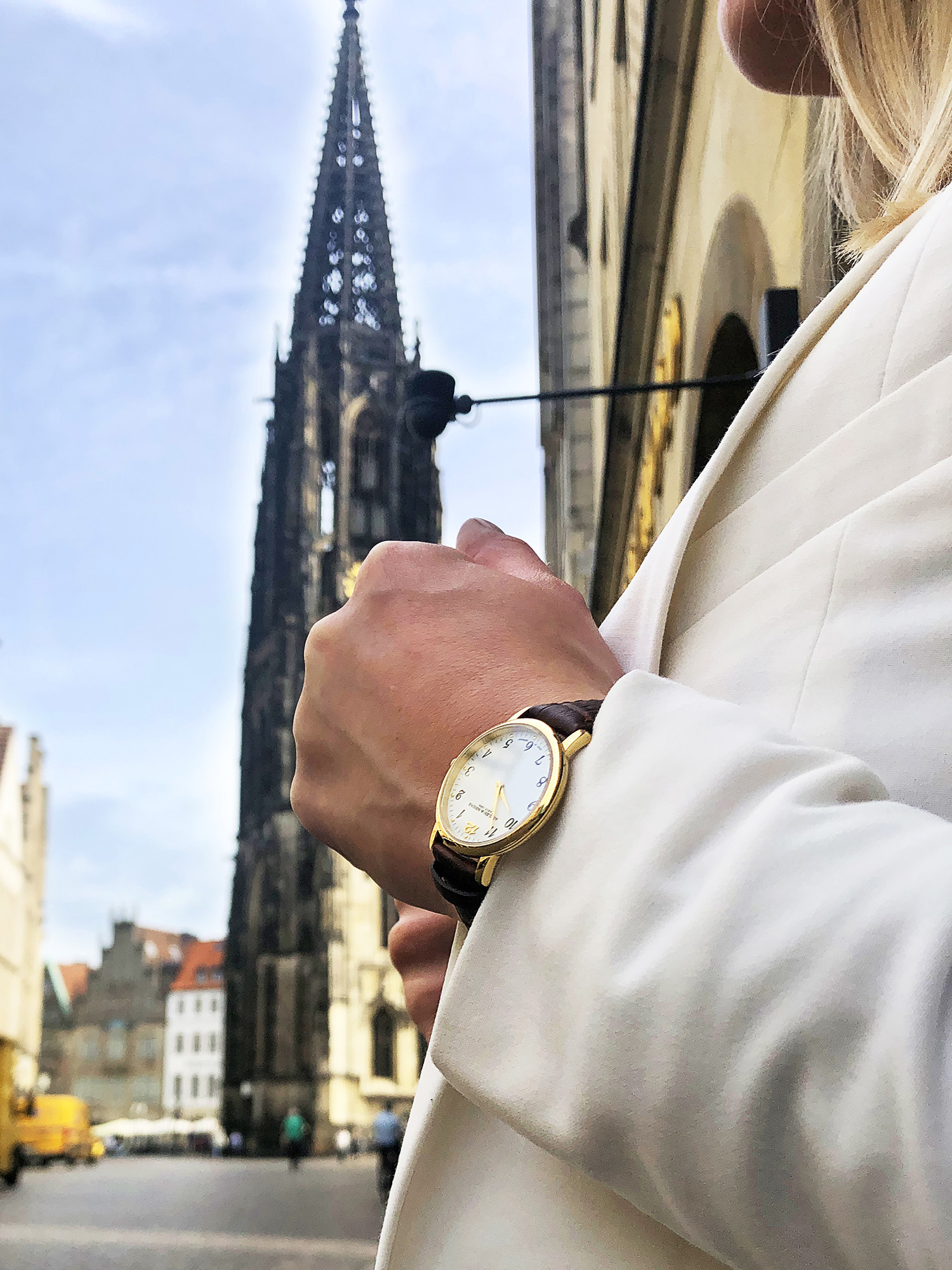 Klassische Damen-Armbanduhr in Gold Lederarmband