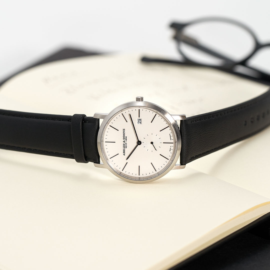 Herrenuhr mit Lederband und kleiner Sekunde