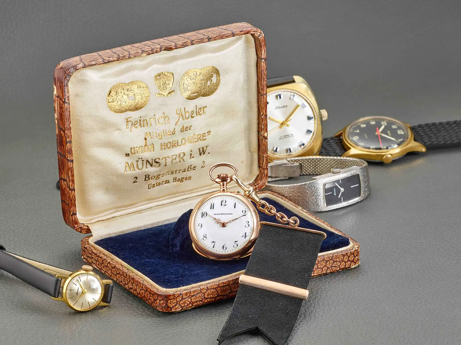 Historisches Uhrenkästchen von Heinrich Abeler aus Münster mit Taschenuhr und Armbanduhren der Marke Abeler