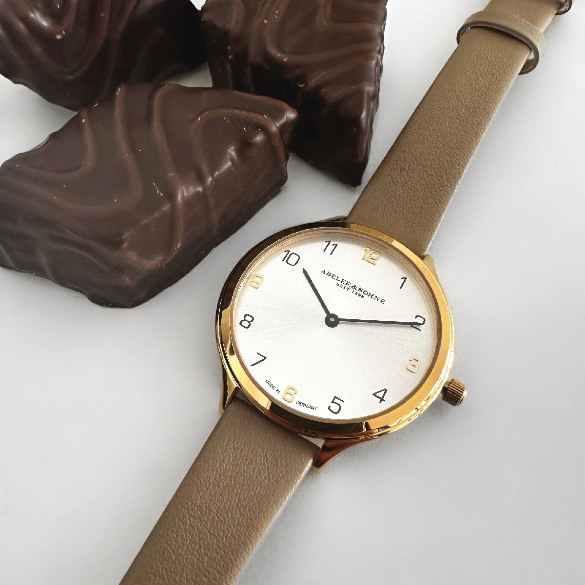 Elegante Damenuhr mit goldfarbenem Gehäuse