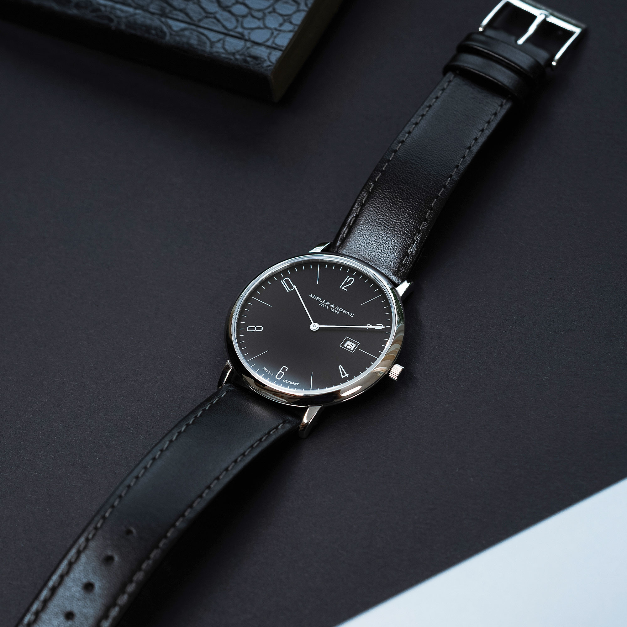 Elegante schwarze Herrenuhr AS1327